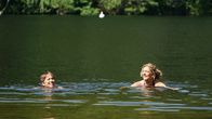 Tietjen campt – Margot Käßmann und Bettina Tietjen nehmen ein Bad im Salemer See