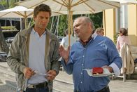 Die Rosenheim-Cops – Sven Hansen (Igor Jeftic, l.) ist überrascht von den Beobachtungen, die ihm Maximilian Volkert (Sigi Zimmerschied, r.) mitteilt.