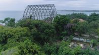 Lost Places – Der Bali Park wurde 1997 eröffnet und kostete 100 Millionen Dollar. Früher war er ausgestattet mit einer 3D-Kinoleinwand, Pavillons, Restaurants und sogar einer Achterbahn.