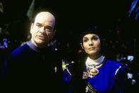 Star Trek - Raumschiff Voyager – Der Doktor (Robert Picardo, l) hat die holographische Vulkanierin T`Pera (Amy Jo Traicoff) entwickelt, um Vorik zu helfen.