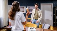Sturm der Liebe – Henry (Elias Reichert, r.) ist beeindruckt, da Maxi (Katharina Scheuba, l.) es geschafft hat, den Toaster zu reparieren.