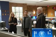 Navy CIS – v.l.n.r.) Ellie Bishop (Emily Wickersham); Nick Torres (Wilmer Valderrama); Leroy Jethro Gibbs (Mark Harmon)