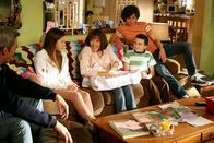 The Middle – Muttertag: Wird es Frankies (Patricia Heaton, M.) Familie (v.l.n.r.: Neil Flynn, Eden Sher, Atticus Shaffer, Charlie McDermott) dieses Jahr zum ersten Mal gelingen, ihr endlich das zu schenken, was sie wirklich will?