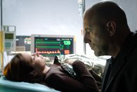 Spuren des Bösen – Richard Brock (Heino Ferch) ist mit Petra Brock (Sabrina Reiter) im Krankenhaus.