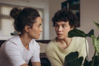 neoriginal: Push – Dr. Mohn (Katia Fellin, l.) kann sich der Nähe und Anziehung zwischen ihr und Greta (Lydia Amasko, r.) nicht entziehen. Sie öffnet sich schließlich und gewährt Greta einen kleinen Einblick in ihr Leben.