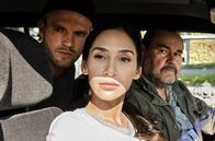 WaPo Duisburg – Frank van Dijk (Niklas Osterloh, l.), Arda Turan (Yasemin Cetinkaya, M.) und Gerhard Jäger (Markus John, r.) beobachten ein verdächtiges Schiff.