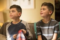 Detective Laura Diamond – Lauras Kinder, Nicholas (Charlie Reina, l.) und Harrison (Vincent Reina, r.), freuen sich über den Besuch ihres Opas - ihre Mutter nicht so sehr ....