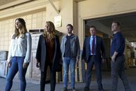 Scorpion – Noch ahnen Paige (Katharine McPhee, l.), Toby (Eddie Kaye Thomas, M.), Cabe (Robert Patrick, 2.v.r.) und Tim (Scott Porter, r.) nicht, in welche Machenschaften ihre Auftraggeberin Veronica (Lea Thompson, 2.v.l.) verstrickt ist ...