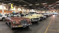 Der Geiger - Boss of Big Blocks – The first port of call is a classic car dealer. Karl's hunting instinct is awakened in the huge halls with more than 350 vehicles.