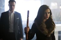Charmed – Rupert Evans (Harry Greenwood) et Sarah Jeffery (Maggie Vera)