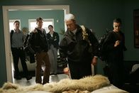 Navy CIS – Gemeinsam versuchen sie einen Mord aufzuklären: Gibbs (Mark Harmon, 2.v.r.), Ziva (Cote de Pablo, r.), Tony (Michael Weatherly, 2.v.l.), McGee (Sean Murray, l.) und Special Agent Courtney Krieger (Dorian Brown, M.) ...