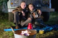 Rote Rosen – ARD ROTE ROSEN FOLGE 1648 Uhr im ERSTEN. Rainer (Christian Maria Goebel, l.) kann trotz Panne mit einem romantischen Lagerfeuer bei Merle (Anja Franke, r.) punkten.