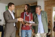 Die Rosenheim-Cops – Hannes Pfannenschmied (Sebastian M. Winkler, M.) zeigt den Kommissaren Hofer (Joseph Hannesschläger, r.) und Hansen (Igor Jeftic, l.) Briefe, die seine Frau von einem Wirtschaftsmediator erhalten hat.