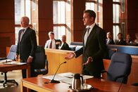 Suits – Geht Harveys (Gabriel Macht, r.) Verhandlungstaktik auf und kann er Mike aus dem Gefängnis holen? Noch weiß er nicht, dass Sean Cahill (Neal McDonough) entscheidend sein wird.