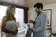 Anna und die Liebe – Gerade noch rechtzeitig schafft es Luca (Manuel Cortez, r.) zu verhindern, dass Nina (Maria Wedig, l.) als blinder Passagier gemeldet wird ...