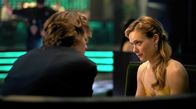 Tokyo Vice – Samantha (Rachel Keller) lässt Jake (Ansel Elgort) abblitzen