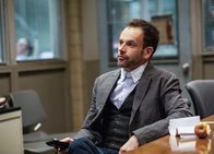 Elementary – Wird von seinem Vater gebeten, bei der Aufklärung eines Mordfalles behilflich zu sein: Sherlock Holmes (Jonny Lee Miller) ...