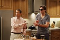 Two and a Half Men – Wahre Männer: Alan (Jon Cryer, l.) und Walden (Ashton Kutcher, r.) ...