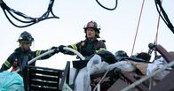 9-1-1 Notruf L.A. – Ravi Panikkar (Anirudh Pisharody, l.); Bobby Nash (Peter Krause, r.)