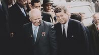 Apokalypse: Der Kalte Krieg – 1961. Um die Eskalation zu beenden, reist Kennedy nach Wien, um sich mit Chruschtschow zu treffen.