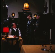 Polizeiinspektion 1 – Von links: Der Wirt (Karl Tischlinger) wird von Plötzl (Erich Hallhuber jun.) und Heinl (Elmar Wepper) auf die Sperrstunde aufmerksam gemacht.