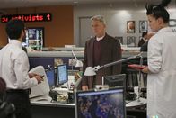 Navy CIS – Versuchen, einen neuen Fall zu lösen: Kevin (Ethan Rains, l.), Gibbs (Mark Harmon, M.) und Abby (Pauley Perrette, r.) ...