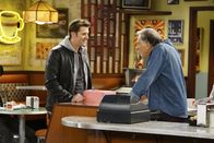 Superior Donuts – Nathaniel (Heath Harper, l.); Arthur (Judd Hirsch, r.)