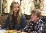 The Grinder - immer im Recht – Wie werden Lizzie (Hana Hayes, l.) und Ethan (Connor Kalopsis, r.) reagieren, als ihr Onkel Dean zurück nach Hollywood gerufen wird?