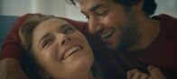 The Club – Charlie (Roos Dickmann, l.) und Ziggy (Achraf Koutet, r.) sind überglücklich. Charlie ist schwanger und in wenigen Sekunden werden sie bei der ersten Ultraschalluntersuchung ihr gemeinsames Kind sehen.