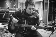 Liam Gallagher: As It Was – Die Dokumentation zeigt ehrlich und hautnah, wie Liam Gallagher in einen Abgrund aus Alkohol, negativen Boulevardblatt-Schlagzeilen und bitteren Rechtsstreits stürzte. Und wie sich der erfolgreiche Rockstar wieder zurück an die Spitze kämpfte.