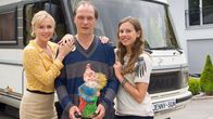 Neue Adresse Paradies – Pleitegeier Stefan (Martin Brambach, M.) zieht mit Ehefrau Jenny (Dana Golombek, l.) und Stieftochter Natascha (Leonie Katarina Tepe, r.) auf den Campingplatz.