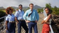 Death in Paradise – Officer Ruby Patterson (Shyko Amos, l.), Officer JP Hooper (Tobi Bakare, 2.v.l.), DI Jack Mooney (Ardal O'Hanlon, 2.v.r.) und Madeleine Dumas (Aude Legastelois, r.) ermitteln in einem Mordfall.