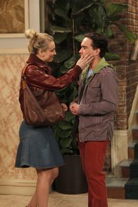 The Big Bang Theory – Nachdem Priya Leonard (Johnny Galecki, r.) nun noch neu eingekleidet hat, will sie, dass seine Ex-Freundin Penny (Kaley Cuoco, l.) nicht mehr so oft in seiner Wohnung ist. Leonard versucht, mit Penny wissenschaftlich darüber zu reden ...