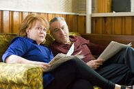 Silver Linings – Pats Mutter Dolores (Jacki Weaver, l.) und sein Vater Pat Sr. (Robert De Niro, r.) hoffen, dass ihr Sohn sich schon bald wieder im Leben zurechtfindet. Doch noch deutet nichts auf eine Besserung hin ...