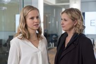Die Chefin – Vera Lanz (Katharina Böhm, r.) befragt wiederholt Anna Kreutzer (Susanne Bormann, l.). Etwas kann an ihrer Geschichte nicht stimmen.
