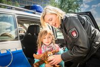 Notruf Hafenkante – Melanie (Sanna Englund, r.) hat Lucie (Leni Leinfelder, l.) mit dem Streifenwagen aus der Kita abgeholt, um sie zu ihrer Mutter ins EKH zu bringen.