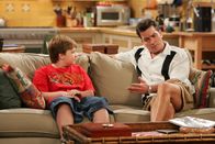 Two and a Half Men – Männergespräche: Jake (Angus T. Jones, l.) und sein Onkel Charlie (Charlie Sheen, r.) ...