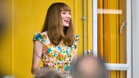 The Outlaws – Lady Gabby (Eleanor Tomlinson) weiht das neue Community Center ein.