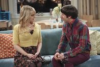 The Big Bang Theory – Howard (Simon Helberg, r.) bekommt das Angebot, noch einmal zur internationalen Raumstation zu fliegen. Bernadette (Melissa Rauch, l.) ist von der Idee jedoch gar nicht begeistert ...