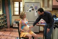 Two and a Half Men – Als Berta ihre Tochter Naomi (Sara Rue, l.) zu Charlie mitbringt, damit sie im Haushalt hilft, hat sie nicht geahnt, dass Alan (Jon Cryer, r.) sich von schwangeren Frauen angezogen fühlt ...