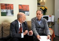 Rote Rosen – ARD ROTE ROSEN FOLGE 1197 Uhr im ERSTEN. Alfred (Rolf Nagel, l.) unterstützt Achim (Peter Rühring, r.) bei dessen Vorbereitung für die Hochzeitsrede.