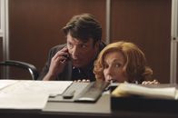 Castle – Eigentlich wollte Martha Rodgers (Susan Sullivan, r.) nur zur Bank, um ein Darlehen aufzunehmen, doch ehe sie sich versieht befinden sich sie und ihr Sohn (Nathan Fillion, l.) Mitten in einem Banküberfall ...