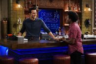 Call Me Kat – Max (Cheyenne Jackson, l.); Carter (Julian Gant, r.)