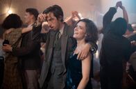 Babylon Berlin – Außer Atem: Charlotte Ritter (Liv Lisa Fries, re.) und Jacky (Max Mauff) beim Tanzwettbewerb.