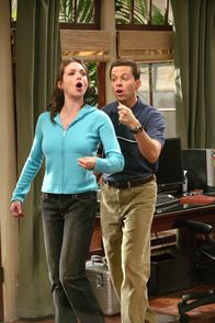 Two and a Half Men – Jakes Klasse soll ein Musical zum Thema "Industrielle Revolution" einüben, und dafür werden noch freiwillige Helfer gesucht. Alan (Jon Cryer, r.) und Judith (Marin Hinkle, l.) wollen Regie führen ...
