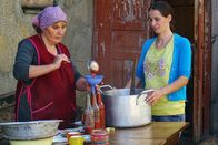Zu Tisch ... – Zu Tisch Swanetien – Georgien Lilly Tamliani und Schwiegertochter Khatia füllen den georgischen Ketchup aus gekochten Pflaumen ab. Copyright: SRF/Berlin Producers/Gerd Müller