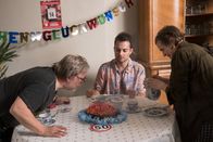 Extraklasse – Ralph Friesners (Axel Prahl, l.) 50. Geburtstag! Gefeiert wird mit Karin (Katharina Thalbach, r.) und Roman (Max Hegewald, M.), bevor er abends in seine Stammbar geht.