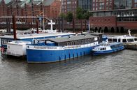 GEO Reportage – Mitten im Trubel des Hamburger Hafens, zwischen Containerschiffen, Schleppern und Schuten, gibt es ein echtes Kleinod: die Flussschifferkirche, eine schwimmende Kirche.