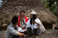 Spuren verlorener Städte mit Albert Lin – Ciudad Perdida, Kolumbien - (L) Dr. Albert Lin im Gespräch mit Jose Maria, einem indigenen Kogi-Mamo.