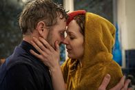 Spreadsheet – Matt (Stephen Curry, l.); Lauren (Katherine Parkinson, r.)